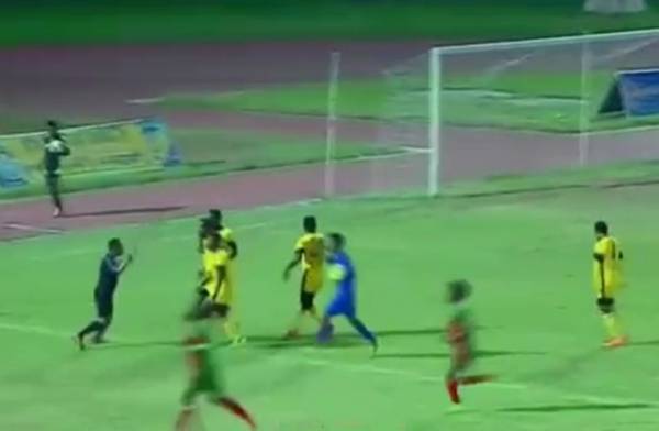 بالفيديو.. حكم يتعرض للمطاردة والضرب من لاعبين