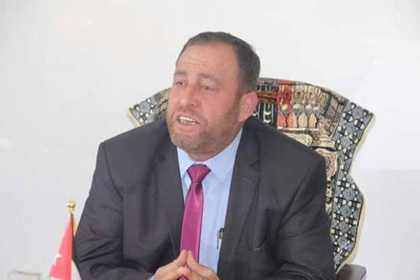 رئيس بلدية يعلن تبرعه راتب شهر من كل عام لعمّال الوطن