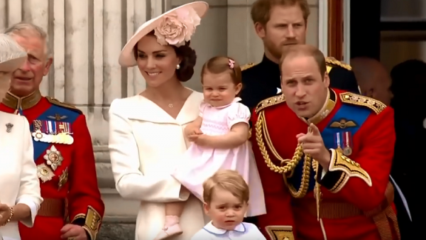 بريطانيا.. قطع حلوى الزفاف الملكي تعرض للبيع في المزاد! (صور)