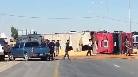 انقلاب شاحنة محملة بالقمح على الطريق الصحراوي