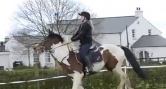 بالفيديو.. سقوط مروع لفتاة من على ظهر حصان