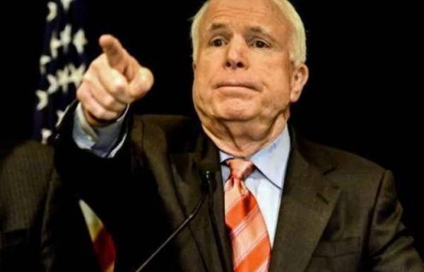 ماكين يوصي: لا أريد أن يحضر ترمب جنازتي