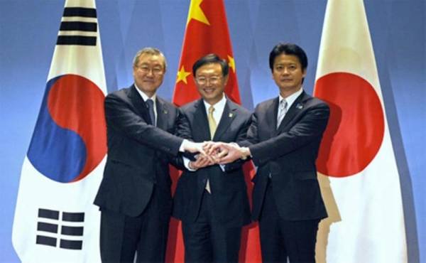 قمة طوكيو الثلاثية تدعو لإخلاء الكوريتين من النووي