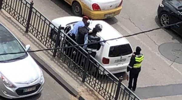 الأمن ينقذون امرأة فقدت وعيها داخل سيارتها في عمان ..صور