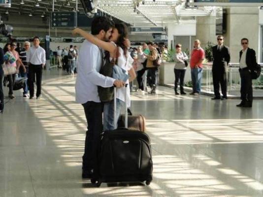 فضيحة في المطار.. ضبطت زوجها مسافرًا مع عشيقته!