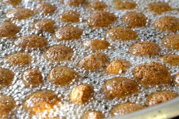 بالفيديو: دبلوماسي أمريكي يقلي فلافل في عمان