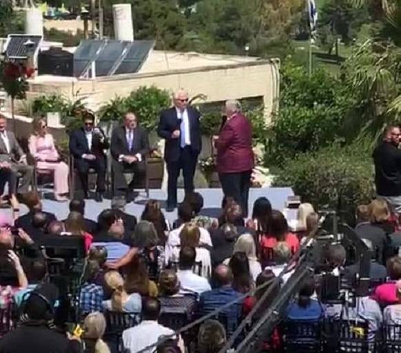 بالفيديو ..مقدسي يقتحم حفل للسفير الامريكي .. ماذا فعل؟