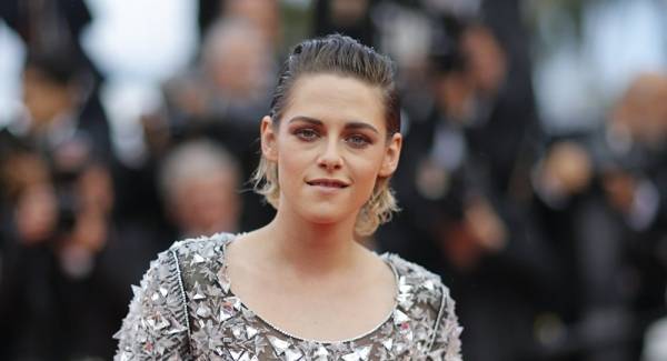 بالصور... ممثلة شهيرة تثير جدلا بفعل مخالف لقواعد مهرجان كان