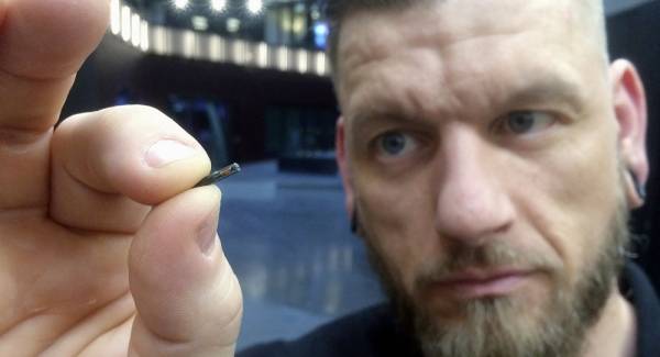 وداعا بطاقات الهوية... شريحة إلكترونية جديدة لإتمام المهام اليومية (فيديو)