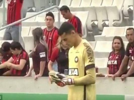 حمل هاتفه النقال بدل الكرة..حارس برازيلي يثير جدلاً كبيراً (فيديو)