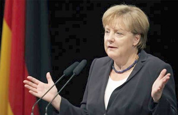 ميركل تدافع عن الاتفاق النووي وإيران تقول إنها «لن تستسلم» لأمريكا