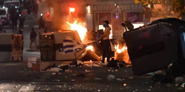 اشتباك جماهير مارسيليا مع الشرطة عقب خسارة الدوري الأوروبي أمام أتلتيكو مدريد (فيديو)