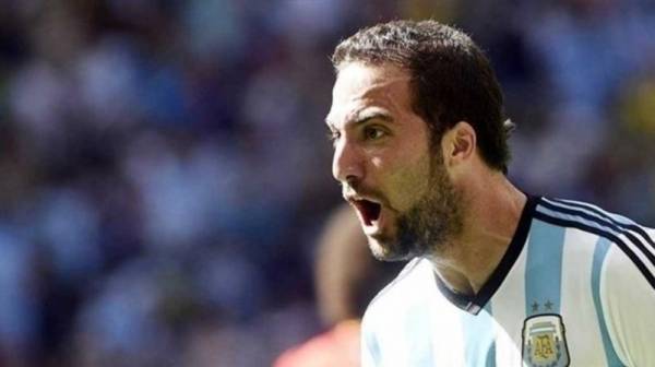 هيغواين: والدتي منعتني من اعتزال كرة القدم