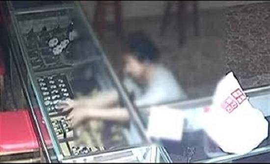 طريقة تسلل مجرم لمحل مجوهرات تشعل الإنترنت (فيديو)