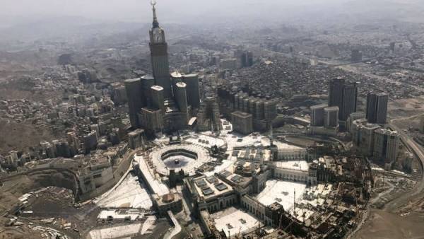 بالصور.. سقوط رافعة داخل الحرم المكي