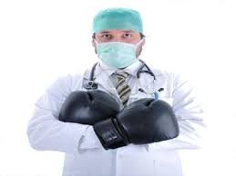 لا يحدث الا في الاردن..شابتان تعتديان على طبيب ومدير المستشفى يصرح