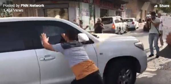 فلسطينيون يرشقون وفداً أمريكياً بالأحذية والبيض (فيديو)