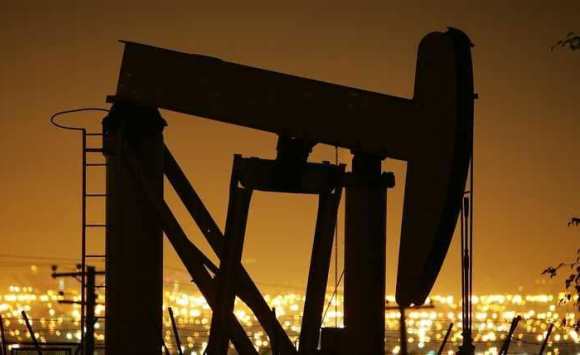 النفط یتخطى حاجز الـ80 دولارا