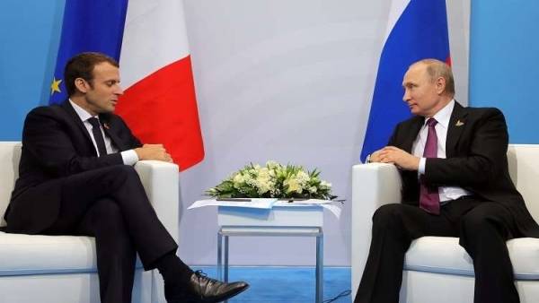 بوتين يبحث مسألتي إيران وسوريا مع ماكرون على هامش منتدى بطرسبورغ