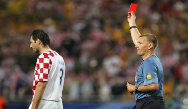 طرائف المونديال.. حكم يطرد لاعباً بعد البطاقة الصفراء الثالثة!فيديو