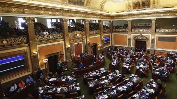 مجلس النواب الأمريكي يشارك ترامب ولعه النووي!