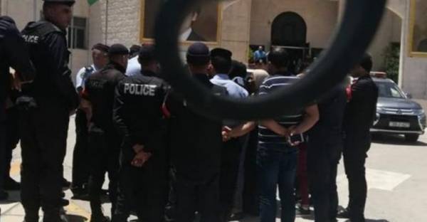 توقيف 30 شخصاً من أصحاب الأتاوات وذووهم يعتصمون