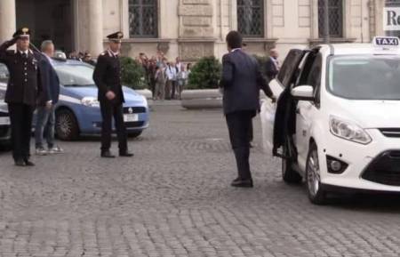 بالفيديو... رئيس وزراء ايطاليا يفاجئ الجميع في أول يوم عمل له