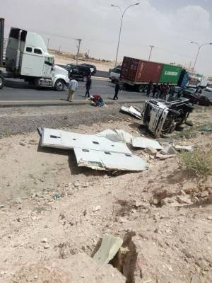 10 اصابات في حادث تصادم بين سيارة تقل سجناء وقلاب (صور)