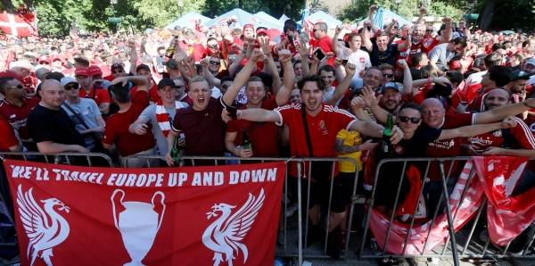 شاهد.. جماهير ليفربول تتعرض لهجوم قوي (فيديو وصور)