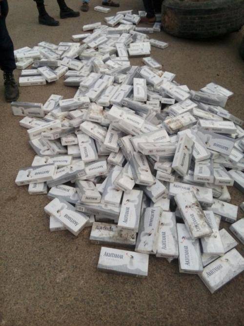 بالصور .. الجمارك تحبط تهريب 720 كروز دخان داخل إطارات شاحنة