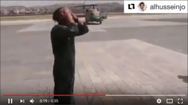 ولي العهد يجتاز تقليد الرش بالماء (فيديو)