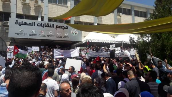 سيل هادر من الاردنيين يهتفون لاسقاط قانون ضريبة الدخل من مجمع النقابات المهنية .. شاهد الصور