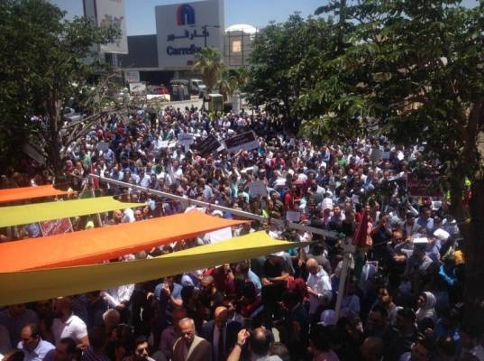 نشيد موطني  يعلو وسط حشد هائل من المواطنين في الاضراب.. بالفيديو