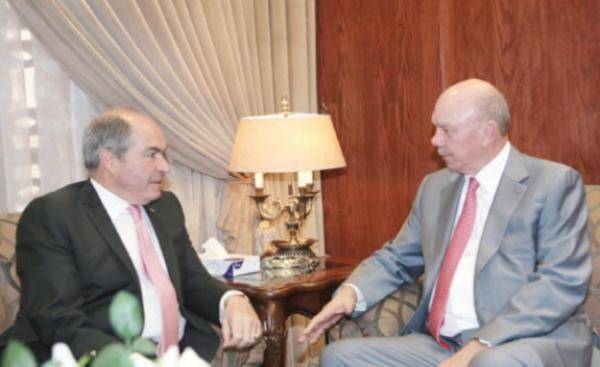 الشارع يشتعل غضبا ودولة أبو الضرائب الملقي في مكتب فيصل الفايز