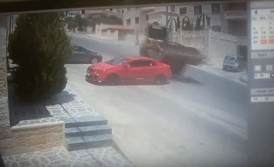 وفاة عشريني بحادث مروع لتدهور جرافة في عمّان (فيديو)