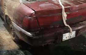 محتجون يحرقون مركبة في الزرقاء (صور)