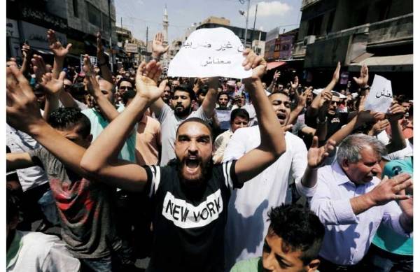 وزراء الجعجعة  انخرسوا ... وحراسة  امنية  لــ عمر ملحس  والف رجل  امن لمنع اقتحام  رئاسة الوزراء .. وارباك  غير متوقع للمؤسسة الامنية