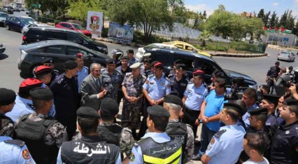 وزير الداخلية يوجه العاملين في الاجهزة الامنية للاستمرار بسياسة ضبط النفس