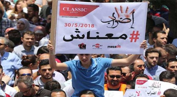 مشاهد مؤثرة في إعتصام العاصمة عمان: “عجوز حراكي” يخطف الاضواء بإقتراح تبادل الاحضان مع قوات الدرك