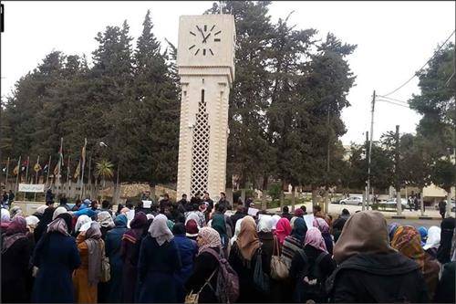 طلبة الجامعة الاردنية يحتجون على نهج الجباية