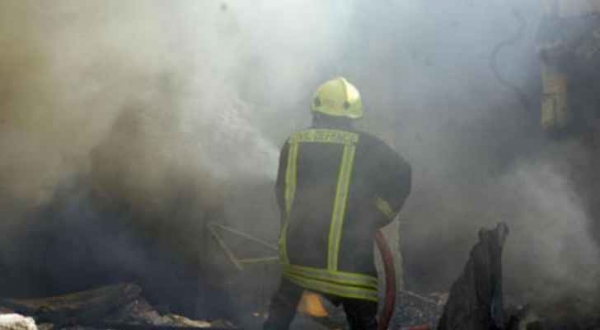 اخماد حريق 3 محلات و5 مستودعات للأقمشة في عمان