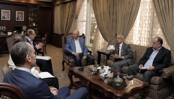 الفايز يستمع لملاحظات صناعة عمّان حول معدل الضريبة
