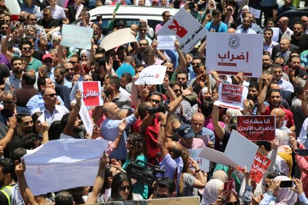 مجلس النقباء يعلن الاربعاء اضرابا عاما عن العمل (فيديو)