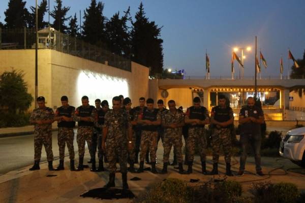 بالصور ......رجال الدرك يفطرون ويصلون المغرب على الدوار الرابع