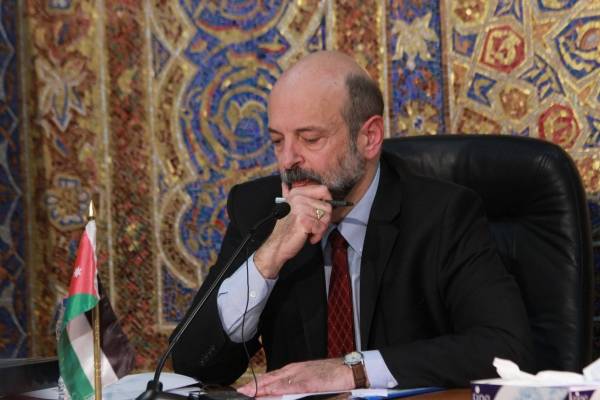 مواقع التواصل.. ردود فعل متضاربة وطريفة على تكليف الرزاز