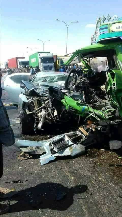 بالصور...(4) اصابات بحادث تصادم على الطريق الصحراوي