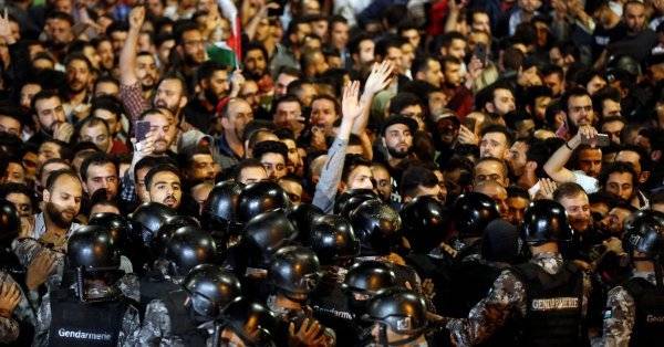 تجمع الالاف على الدوار الرابع ومحتجون يوزعون الحلوى ابتهاجا برحيل حكومة الملقي .. صور وفيديو