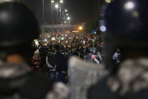 مشاهدات من الدوار الرابع احنا والأمن والجيش بتجمعنا لقمة عيش