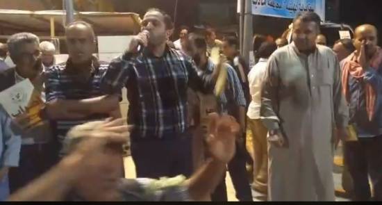 شاهد العشرات يشاركون بوقفة احتجاجية في مادبا