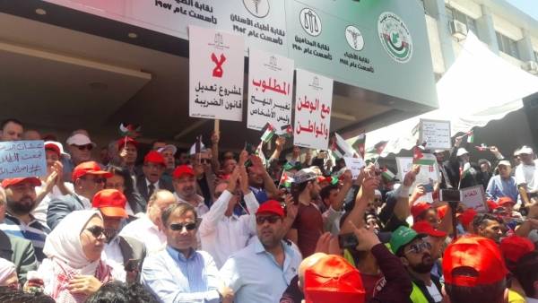 بالصور .. النقابات المهنية تبدأ اضرابها